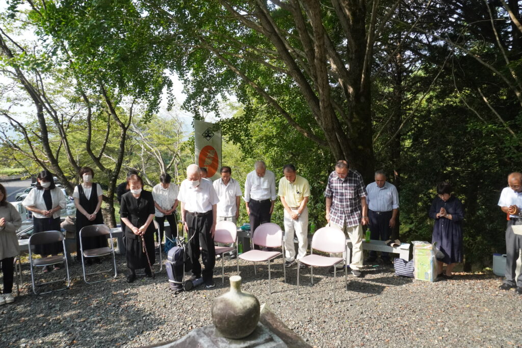 広島平和公園の鐘の音に合わせて黙とうする参列者