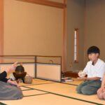 茶道の手ほどきを受ける児童=岡山県津山市、勝北公民館で