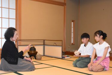 茶道の手ほどきを受ける児童=岡山県津山市、勝北公民館で