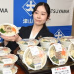 うどん入りで登場した「和風だしの牛そずり鍋」=岡山県津山市で