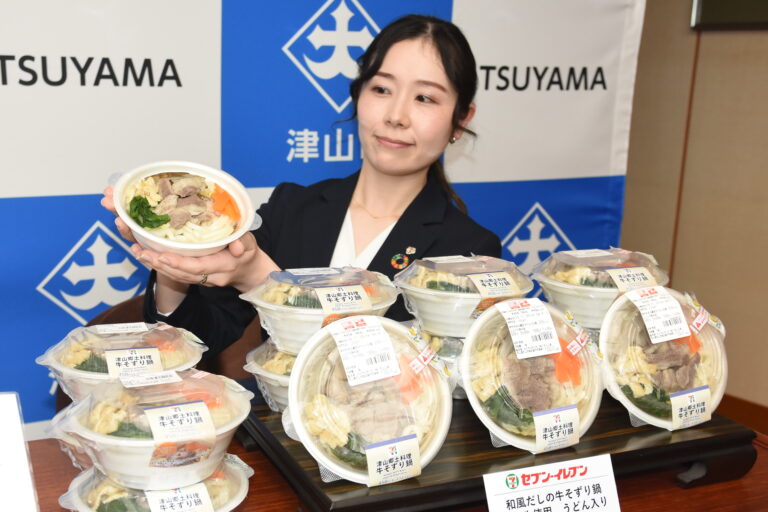 うどん入りで登場した「和風だしの牛そずり鍋」=岡山県津山市で