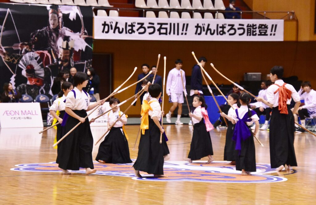 ハーフタイムに行われた美作高校と養徳館のなぎなた部によるパフォーマンス