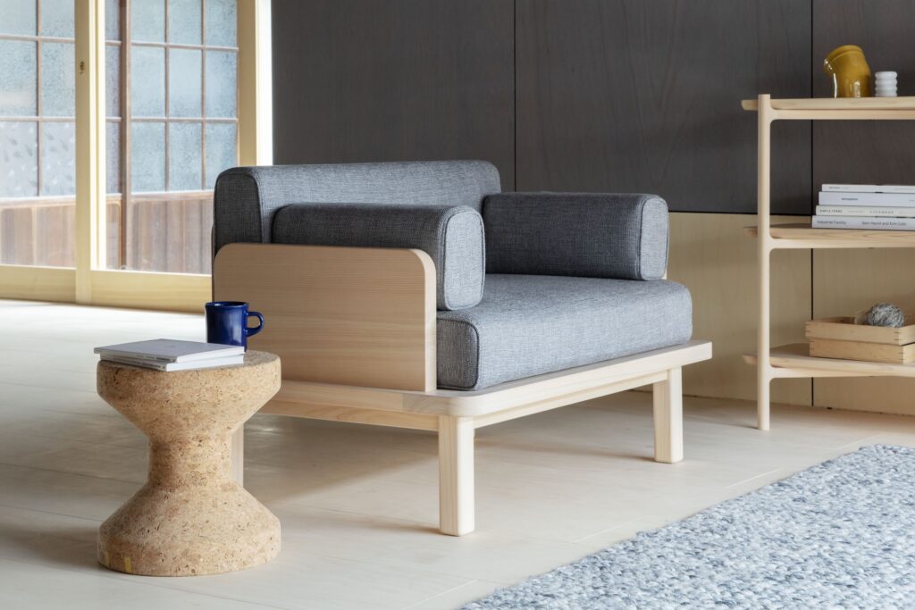 天満屋初出店の「ＴＳＵＹＡＭＡ　ＦＵＲＮＩＴＵＲＥ　津山家具」ブランドの家具や木工加工品