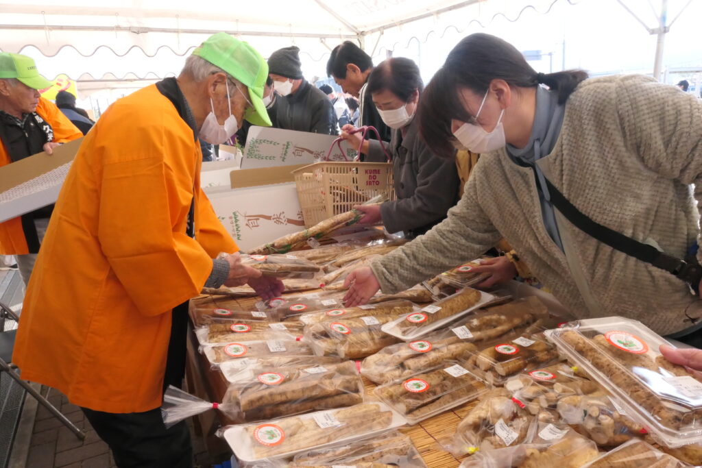 手ごろな値段で人気を集める自然薯のパック詰め