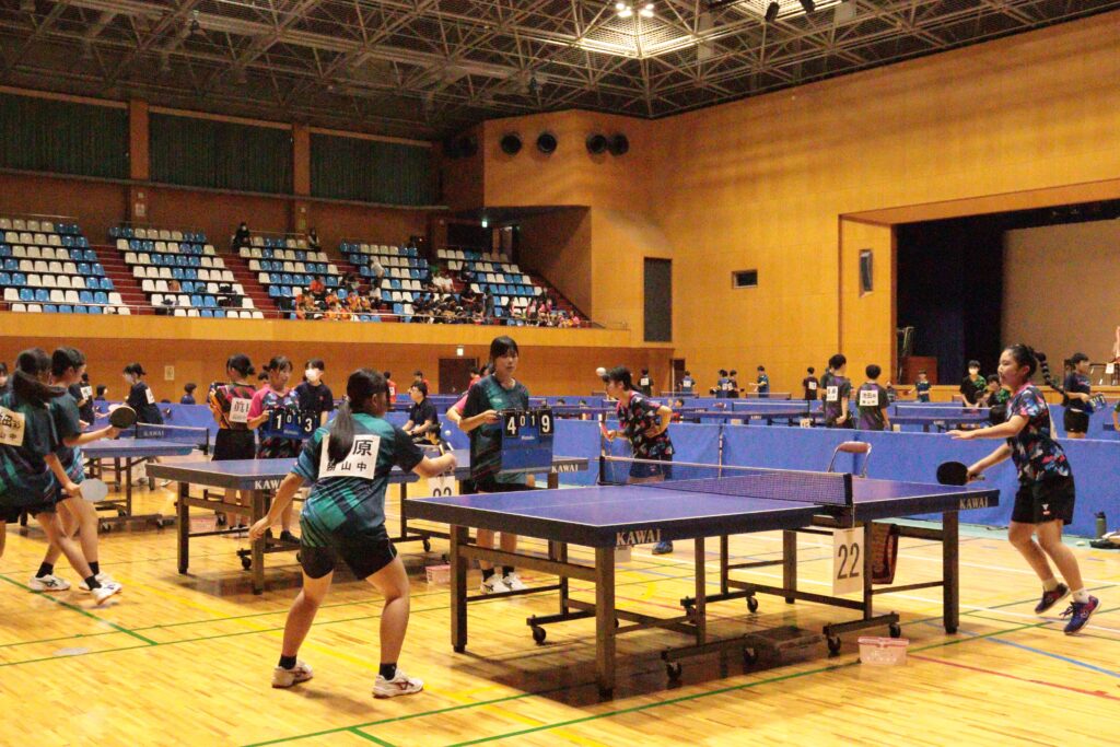 日頃の練習成果を発揮する卓球の試合会場