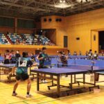 日頃の練習成果を発揮する卓球の試合会場
