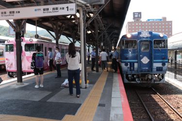 山陰の観光列車運行開始5周年を記念してJR因美線津山―鳥取駅を走行／岡山・津山市