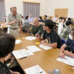 認知症役の人へ声かけの訓練を行う参加者=岡山県津山市で