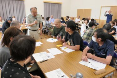 認知症役の人へ声かけの訓練を行う参加者=岡山県津山市で