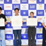 感謝状を受け取った小坂田さん、青山さん、柿内さん（左から）=岡山県津山市で