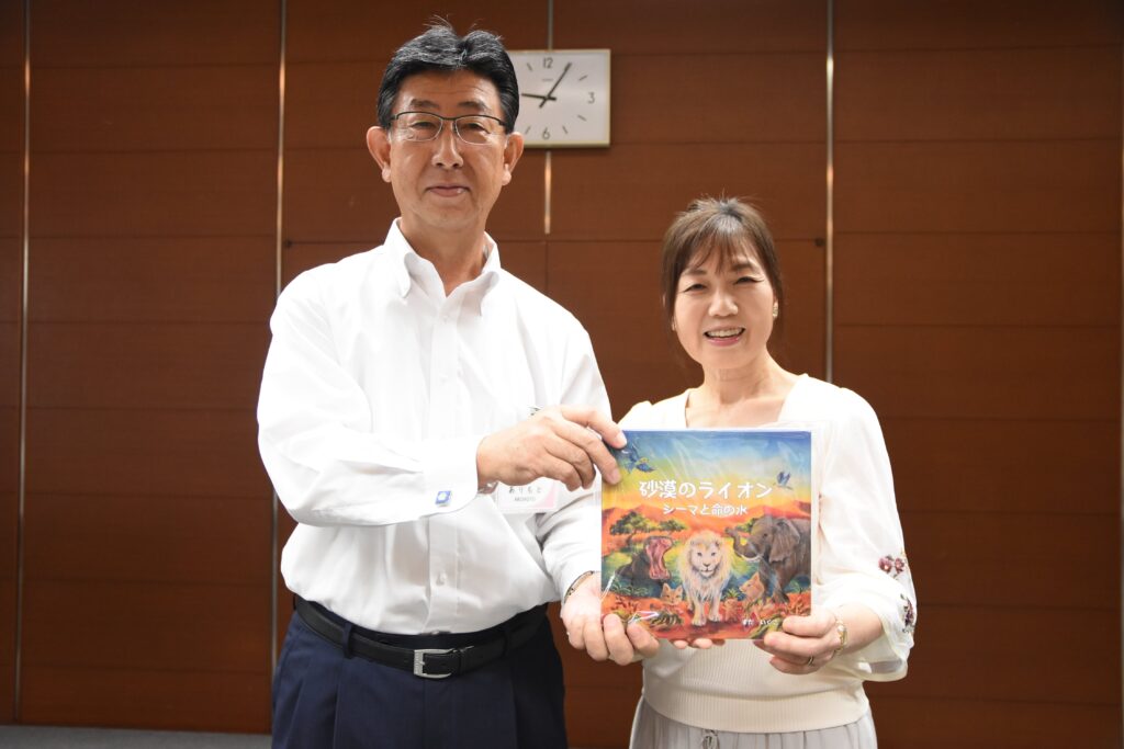 新作絵本を手にするすださんと有本教育長