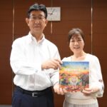 新作絵本を手にするすださんと有本教育長