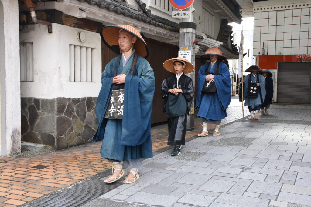 歳末助け合い運動として托鉢を行う僧侶