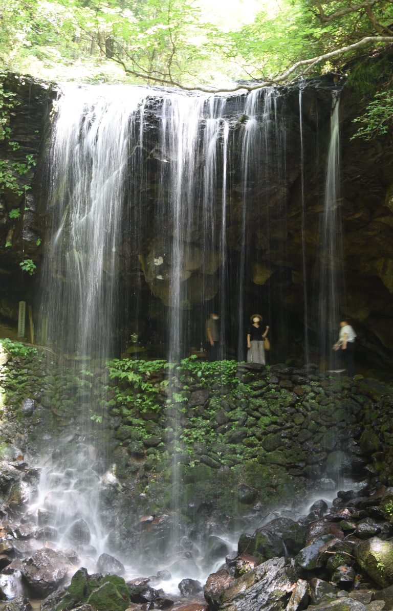 涼感あふれる岩井滝