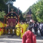 狩衣姿の氏子に担がれた中山神社の御鳳輦=岡山県津山市で