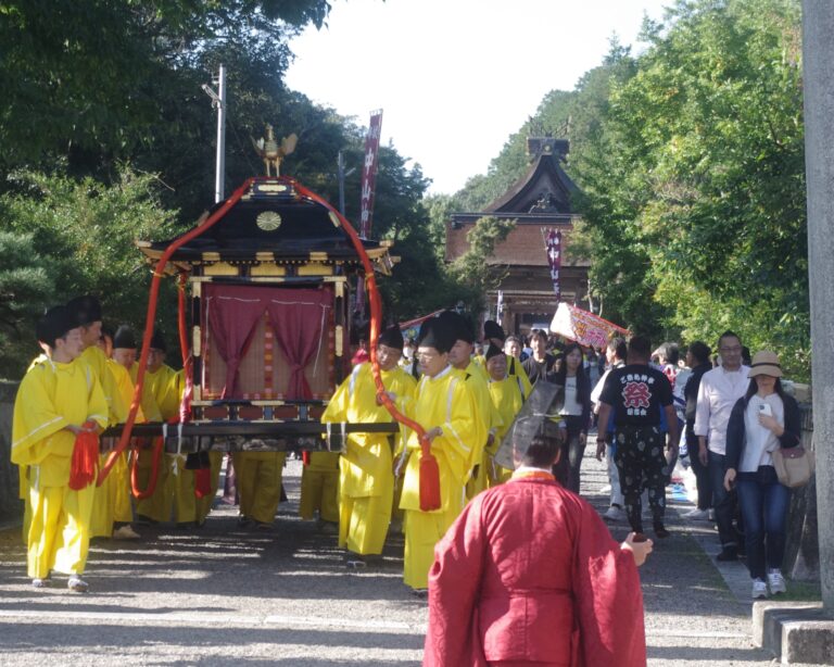 狩衣姿の氏子に担がれた中山神社の御鳳輦=岡山県津山市で