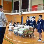 収穫した米を贈る高野小学校の児童