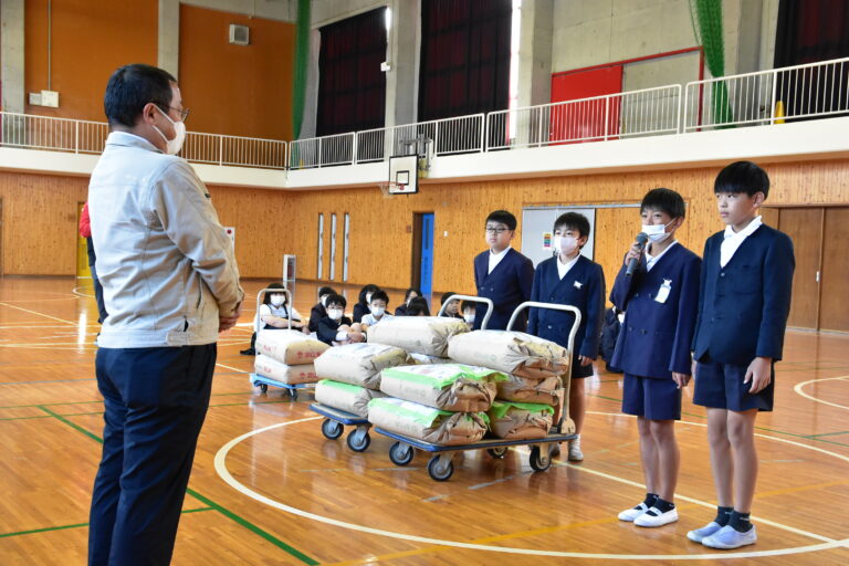 収穫した米を贈る高野小学校の児童