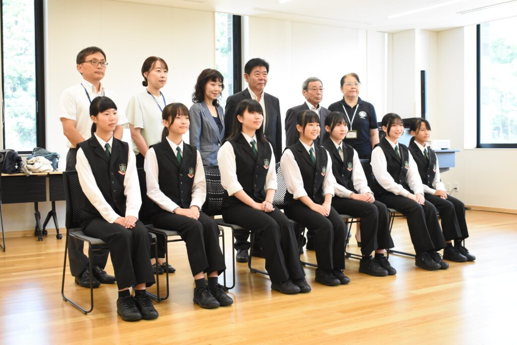 市長の激励を受け、決意を新たにするメンバー