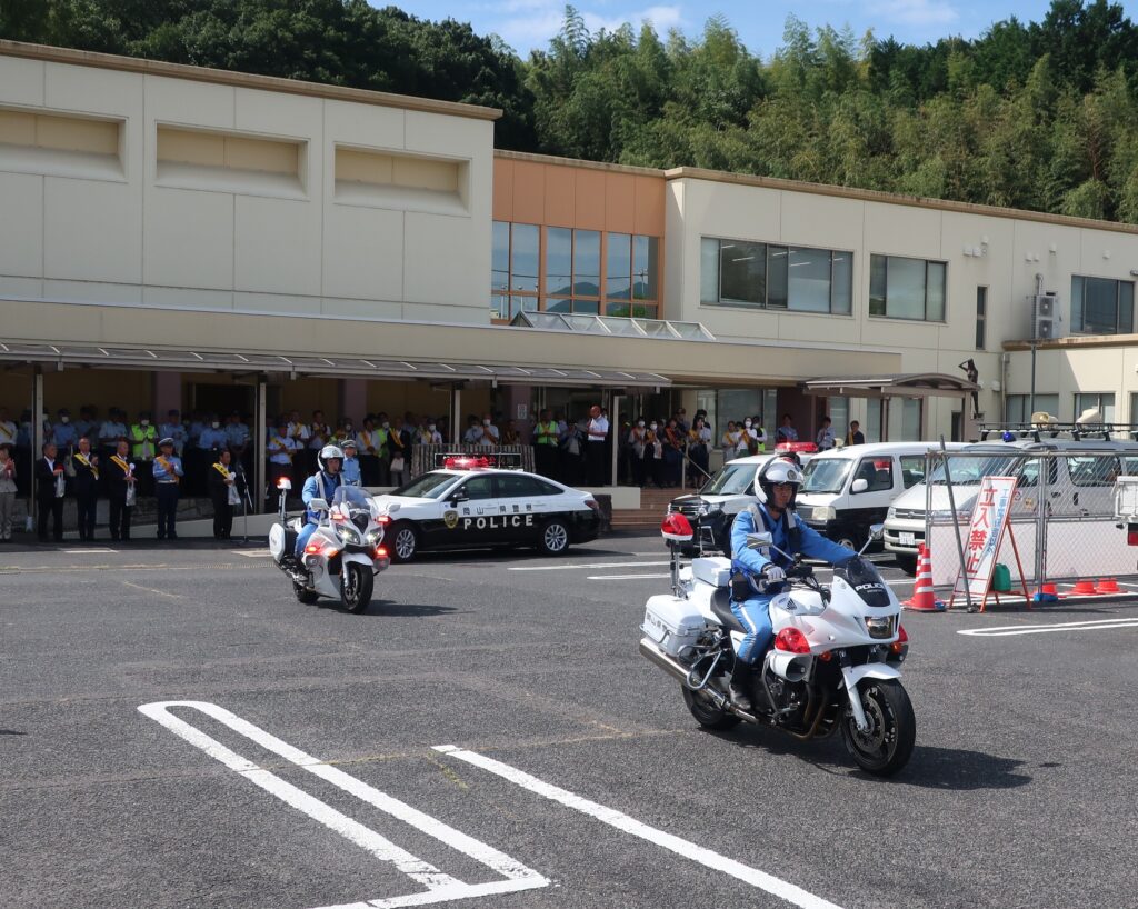 広報活動に出発する白バイやパトカー