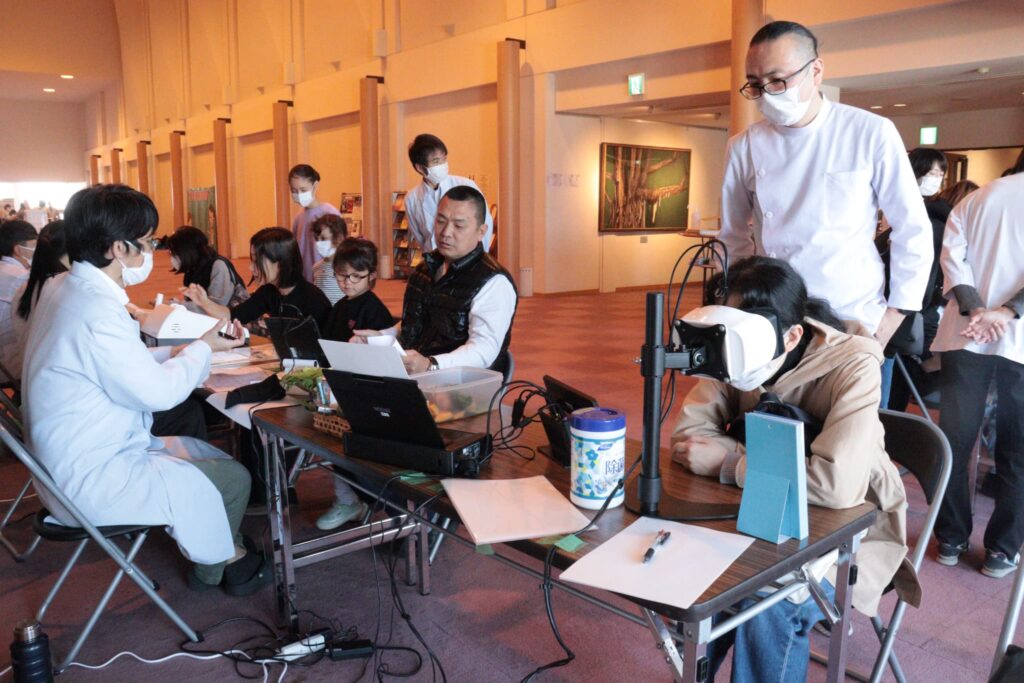 自身の認知機能などを確認する大人たち