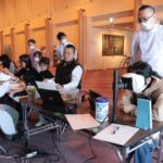 自身の認知機能などを確認する大人たち