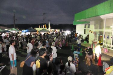 大勢の人たちでにぎわう会場=岡山県勝央町で