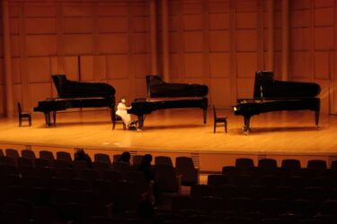 会場に並んだ世界の三大ピアノ＝岡山県津山市で