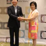 アートディレクターに選任された長谷川さん（右）と伊原木知事