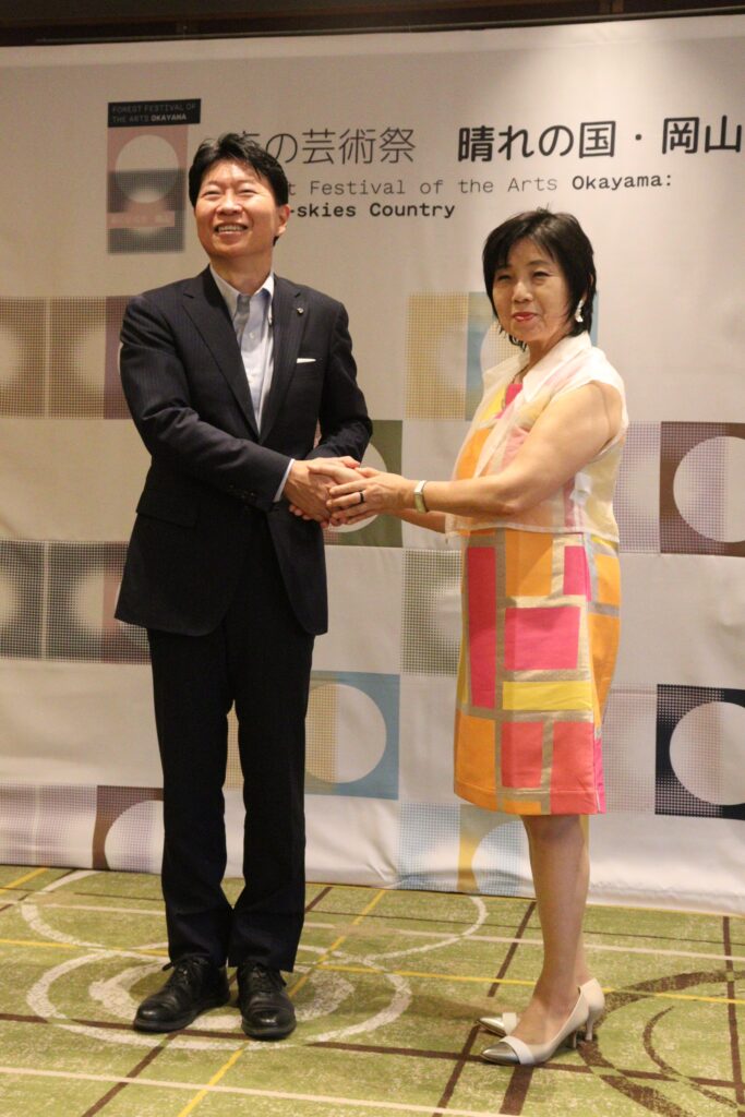 アートディレクターに選任された長谷川さん(右)と伊原木知事