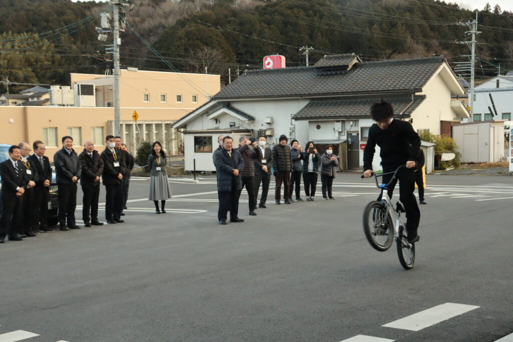 役場前駐車場で行われたデモンストレーション