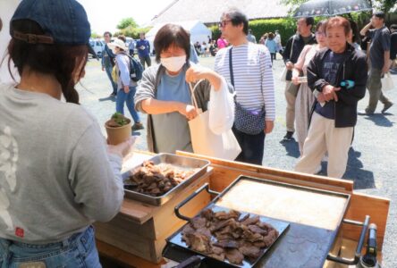 出来たての牛肉料理を買い求める来場者＝岡山県津山市で