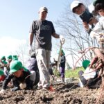 イモ掘りを楽しむ園児たち