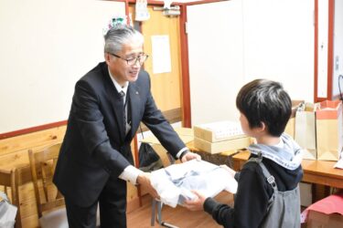 新学期のお祝いに　児童養護施設に靴と本寄贈　山田養蜂場／岡山・鏡野町