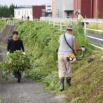 清掃活動に励む美作学園の教職員=岡山県津山市で