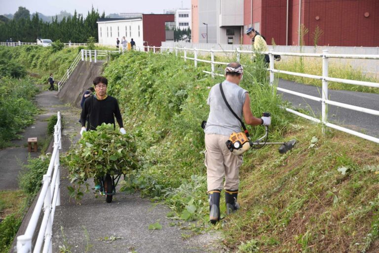 清掃活動に励む美作学園の教職員=岡山県津山市で