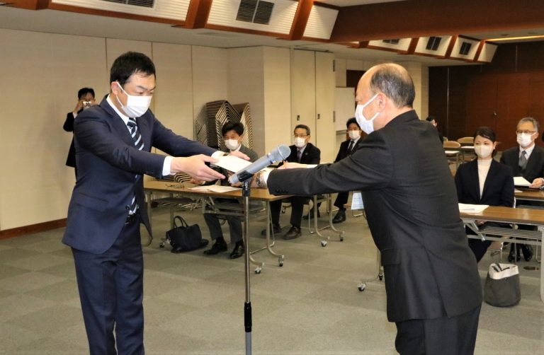 野口副市長（右）から認定証を受け取る事業者の代表