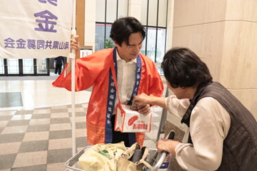 募金箱に寄付する買い物客＝岡山県津山市、アルネ津山で