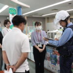 駆け付けた署員に犯人の特徴を説明する職員たち