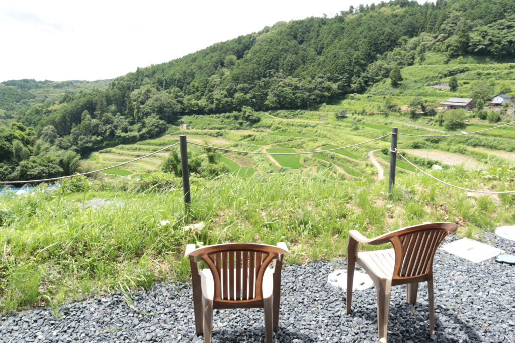 棚田の風景を眺めて外気浴が楽しめる屋外