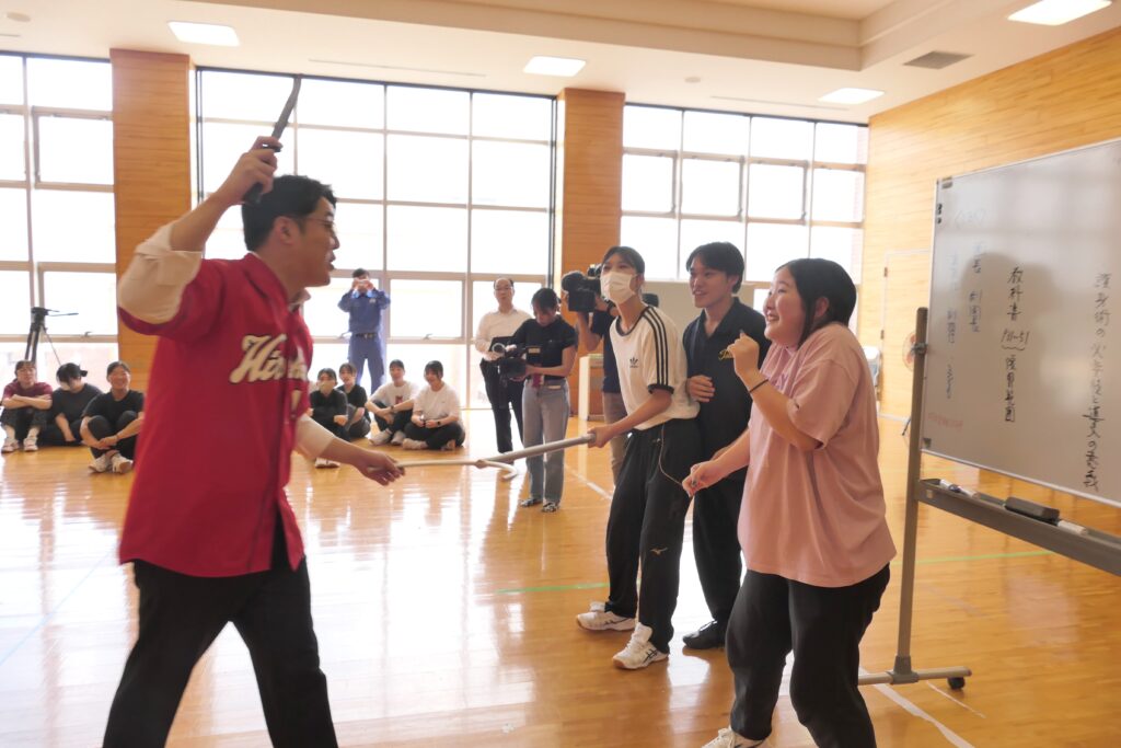 不審者役の署員に対応する学生たち