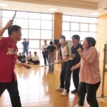 不審者役の署員に対応する学生たち
