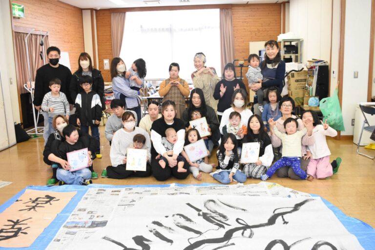 完成した書アートと手形足形アートに笑顔を見せる参加者=岡山県津山市で