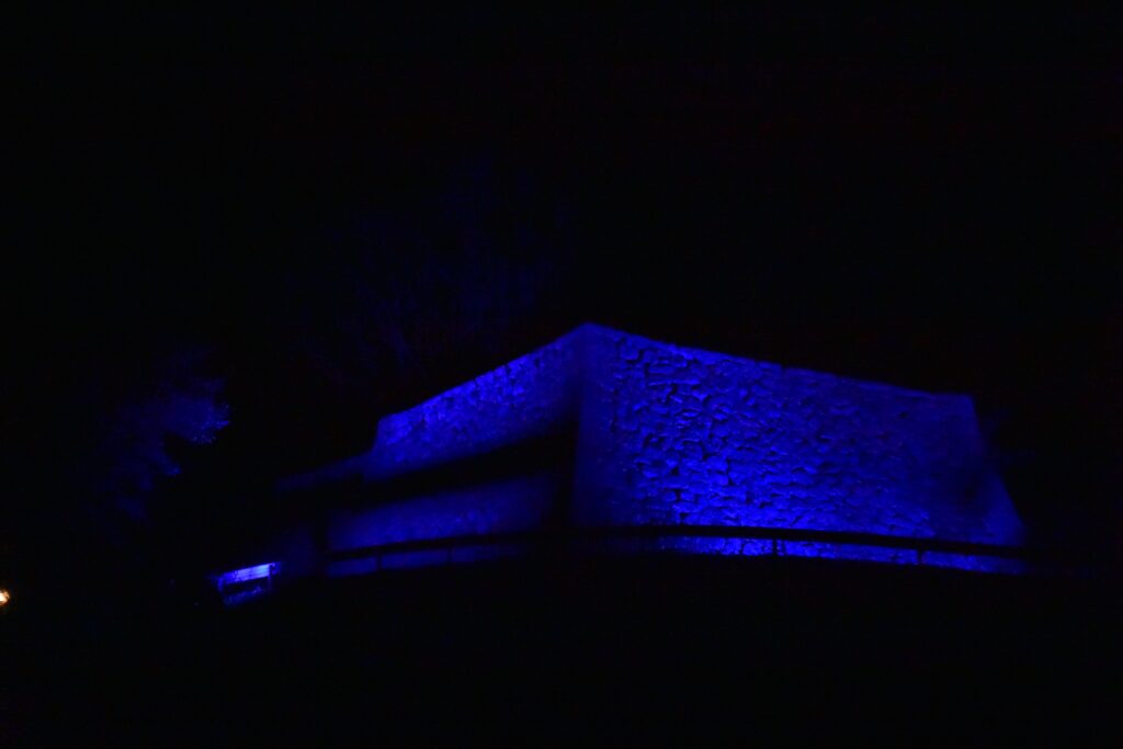 青色に浮かび上がる津山城の石垣