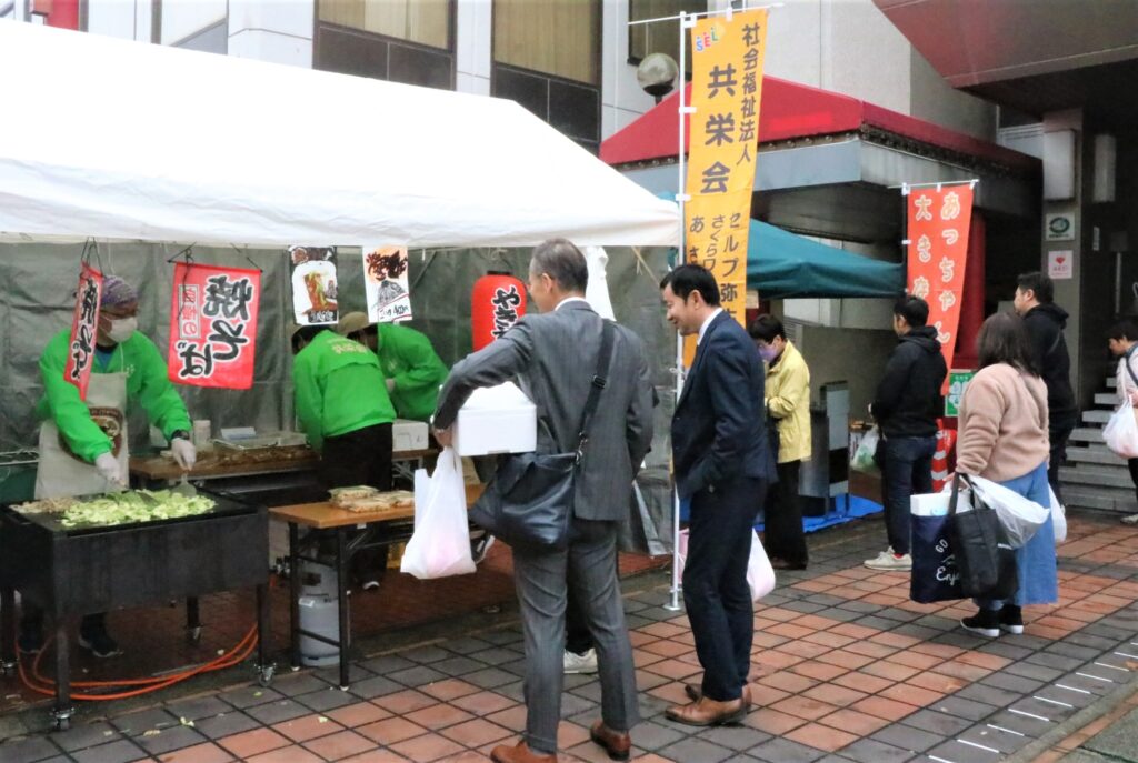 会員事業所による飲食ブース=岡山県津山市山下の津山商工会館で