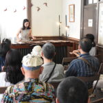 温かみあふれるマリンバの音色を披露する藤本さん=岡山県津山市で