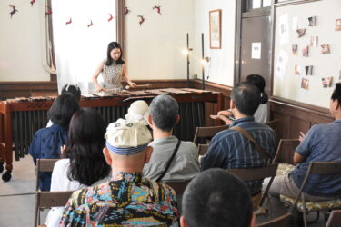 温かみあふれるマリンバの音色を披露する藤本さん=岡山県津山市で