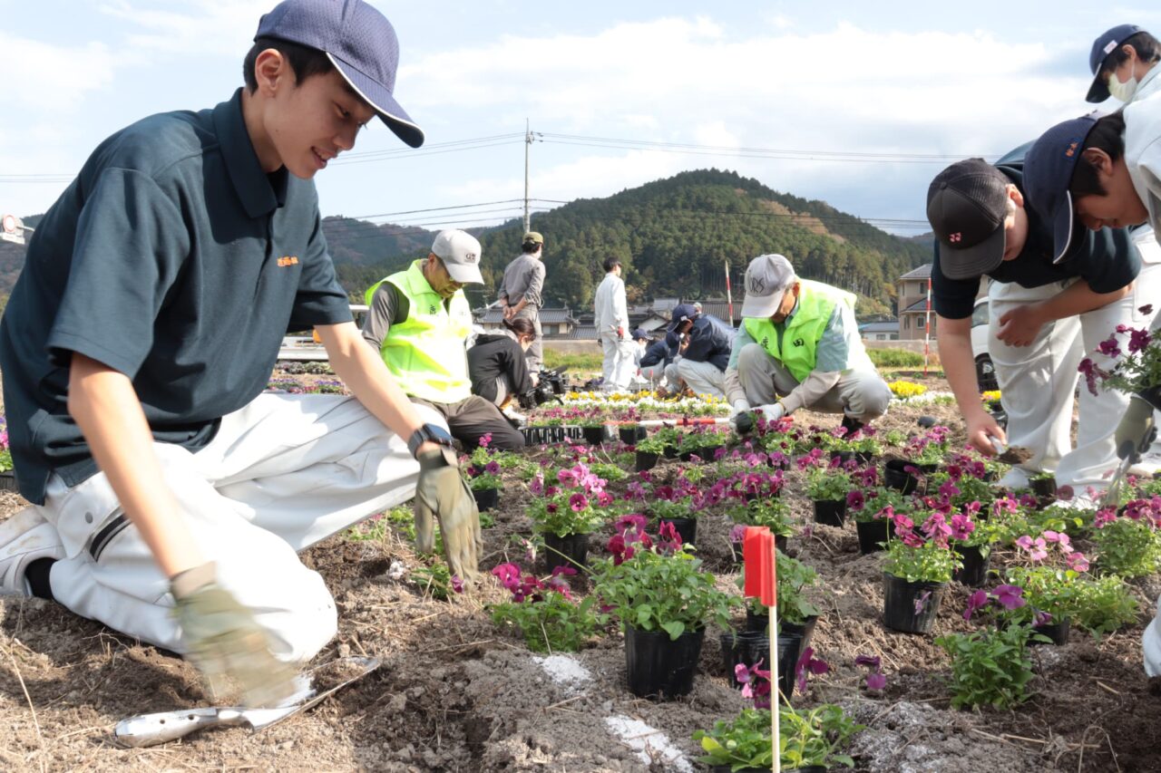 地区住民たちと花壇づくりに励む生徒たち