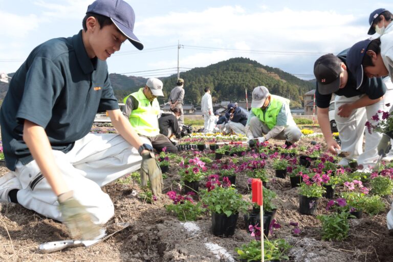 地区住民たちと花壇づくりに励む生徒たち