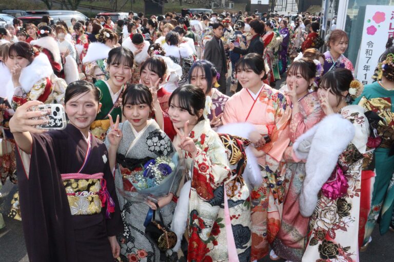 再会した友人たちと記念撮影をする若者たち＝岡山県津山市、津山文化センターで